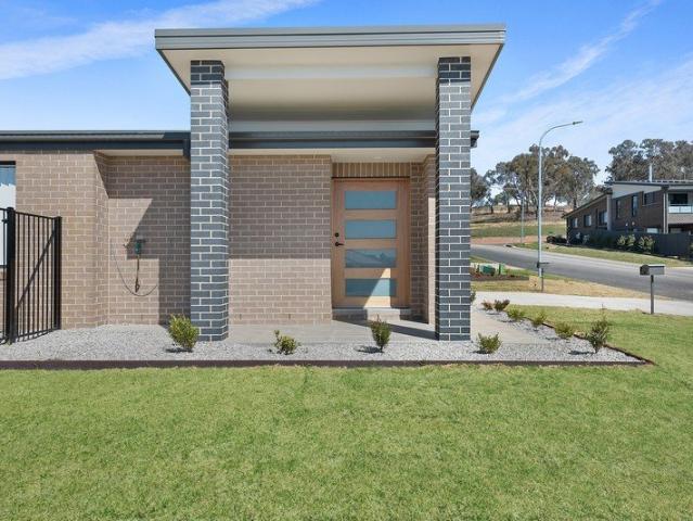 Stylish Townhouse Just Minutes from CBD