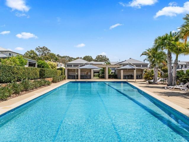 Stylish Townhouse Living by the Bay Centrepoint Gated Community End unit