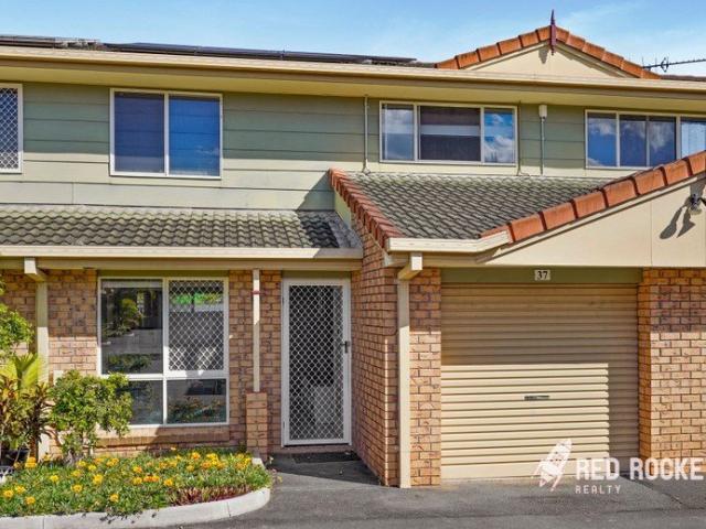 Stylish Townhouse Living in a Quiet Boutique Complex in the Heart of Underwood!