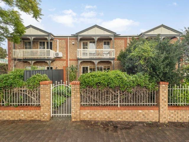 Stylish Townhouse Living in a Sought After City Fringe Location