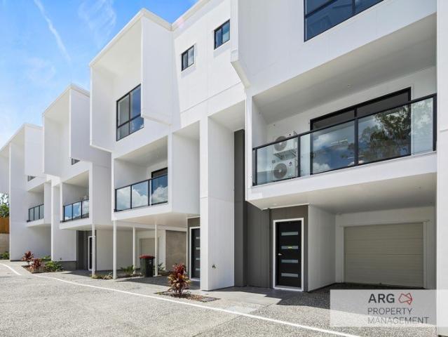 Stylish Townhouse Living in Sought After Hyde Park Residences
