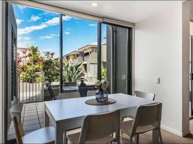 Stylish Townhouse Living in Surfers Paradise