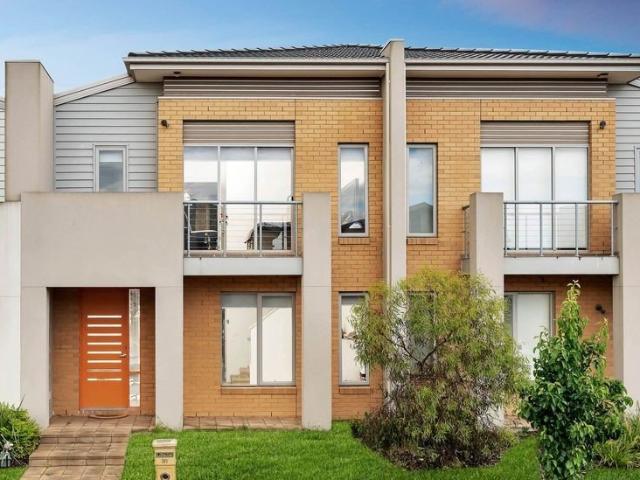 Stylish Townhouse Living in Prestigious Sanctuary Lakes Estate