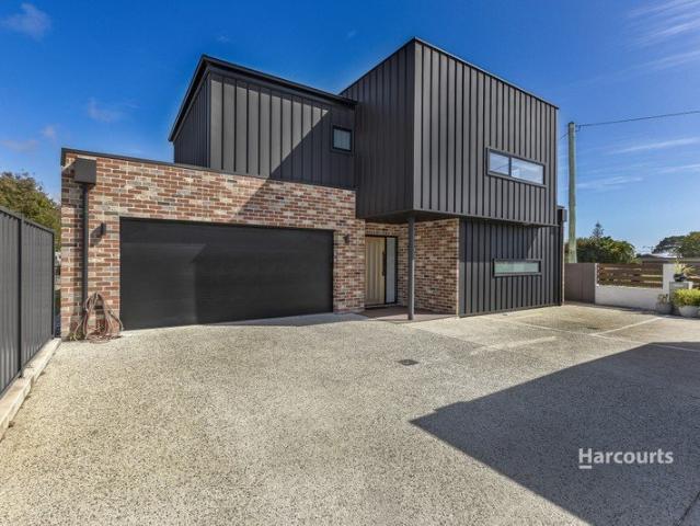Stylish Townhouse Living in the Heart of Penguin
