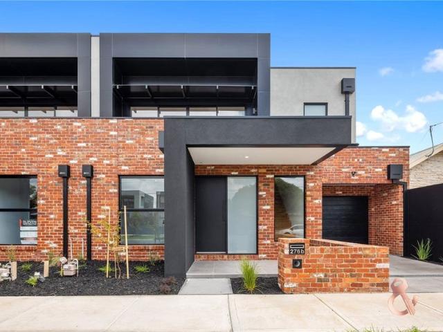 STYLISH TOWNHOUSE LIVING IN THE HEART OF THORNBURY
