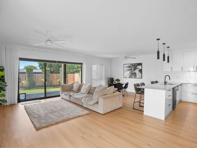 Stylish Townhouse Living Simply Move In & Enjoy