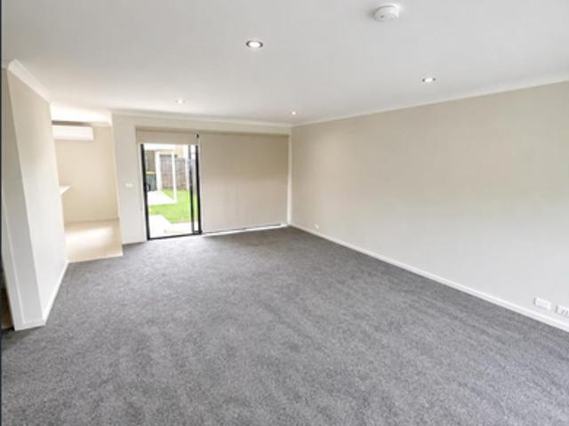 Stylish Townhouse Living with Brand New Carpets Throughout