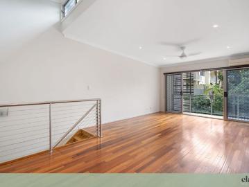 Stylish Townhouse Living with Private Courtyard
