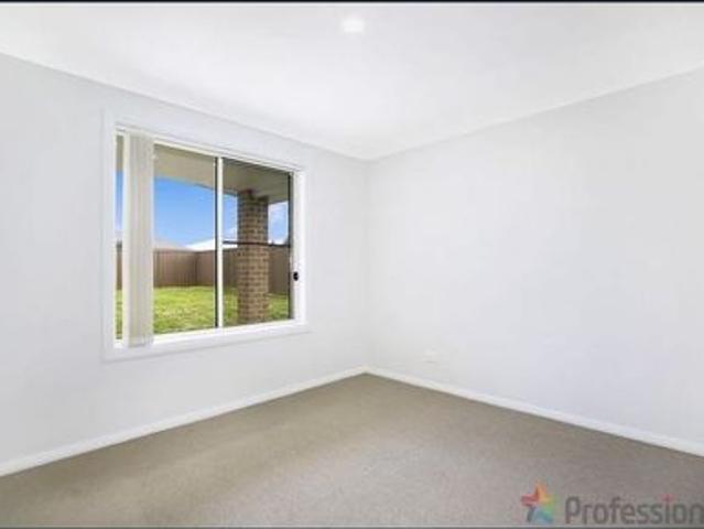 STYLISH TOWNHOUSE LOOKING FOR NEW PERFECT TENANTS