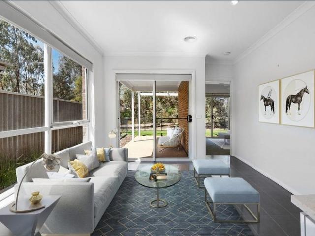 Stylish Townhouse Offering Comfort & Convenience