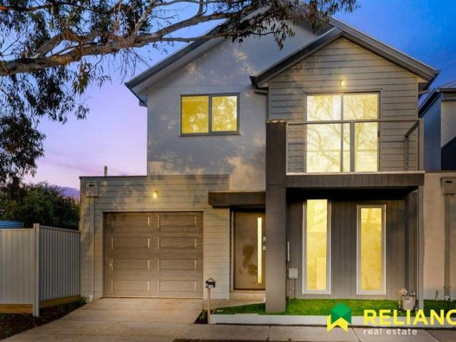 Stylish Townhouse Offering Modern Comfort & Convenience