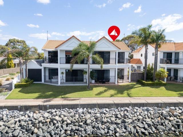 Stylish townhouse on the waterfront in the Lincoln Cove Marina