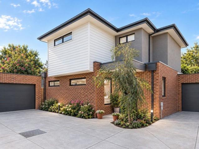 Stylish Townhouse Sanctuary in Ivanhoe