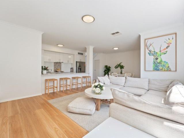 STYLISH TOWNHOUSE SMART INVESTMENT OPPORTUNITY