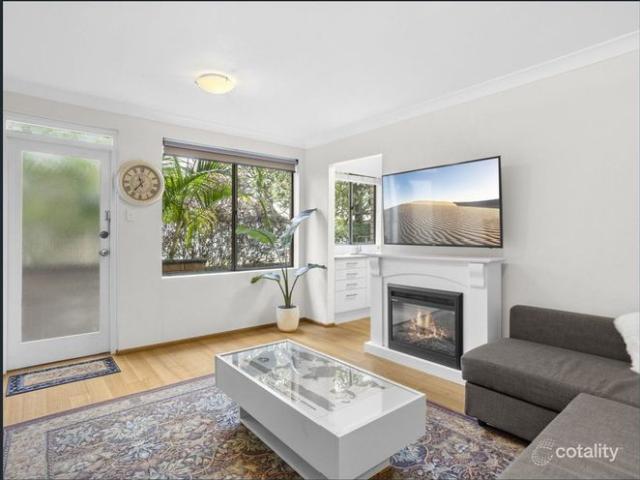 Stylish Townhouse style Apartment Walking Distance From Narrabeen Beach
