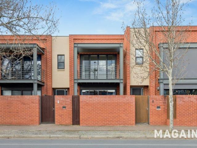 Stylish Townhouse Superbly Located on the City Fringe