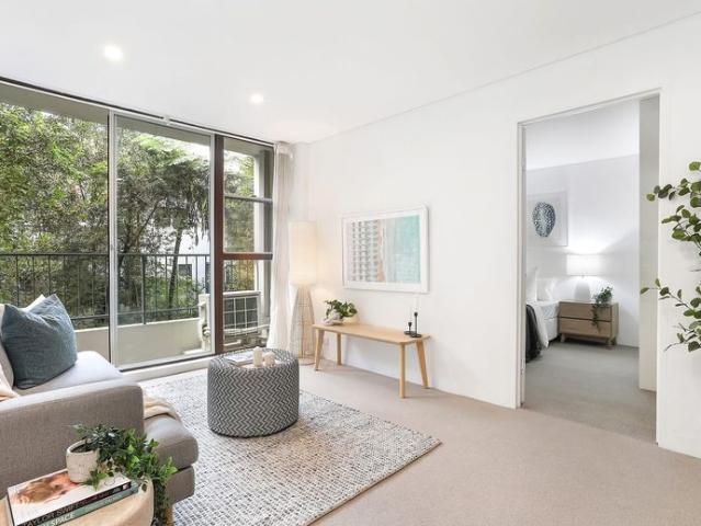 Stylish & Tranquil Paddington Apartment with Leafy Outlook