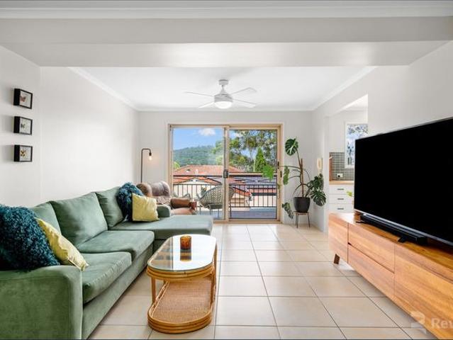 Stylish Tri Level Townhouse with Panoramic Views