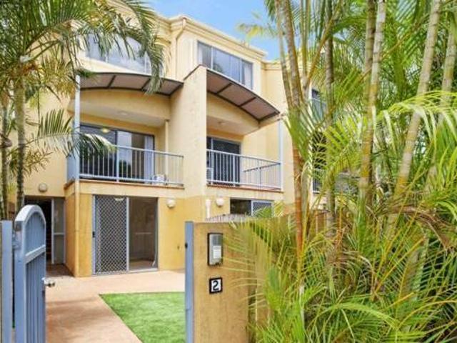Stylish TriLevel Villa Only Steps from The Broadwater