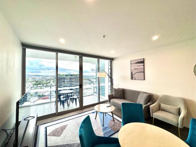 Stylish unfurnished 2 Bedroom Apartment with Resort Style Amenities in the Heart of Woolloongabba