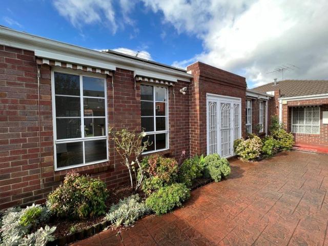 Stylish unit, great location!