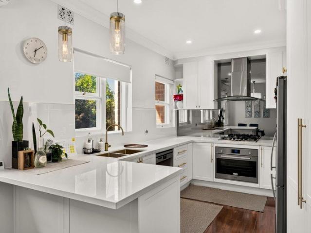 Stylish Unit Living in Prized Eastern Pocket