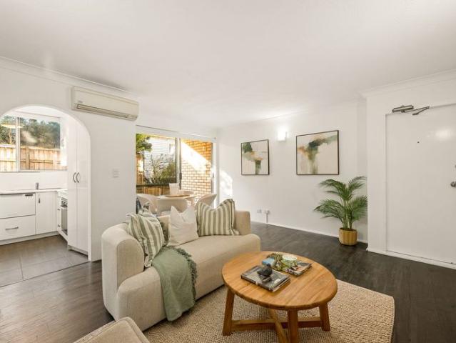 Stylish Unit, Prime Location!