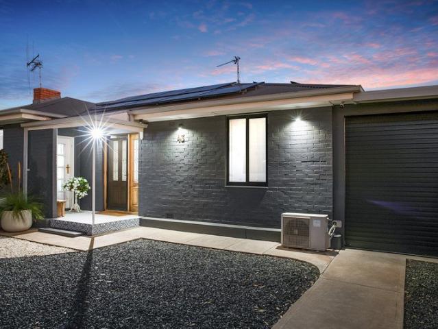 Stylish, Upgraded Maisonette with Huge Shed, Solar & Versatile Living
