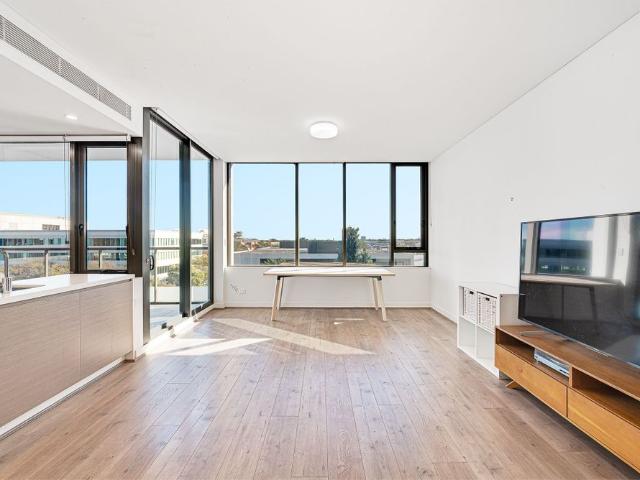 Stylish Urban Haven in Rosebery's Acclaimed Complex