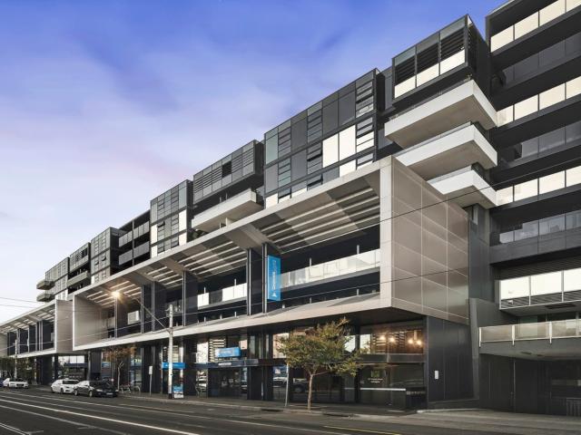 Stylish Urban Living with a Riverside Backdrop & City Vista – Fully Furnished!