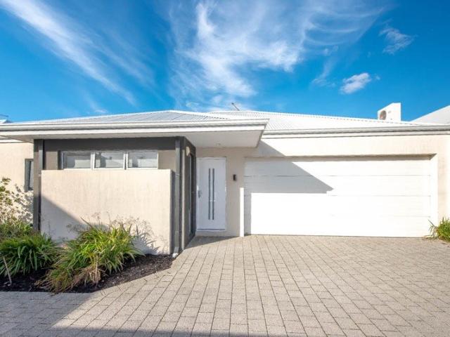 STYLISH VILLA CLOSE TO PARKS, SCHOOLS & SHOPS!