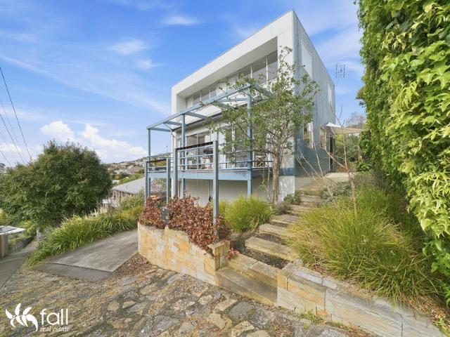 Stylish Villa in Sought After Sandy Bay