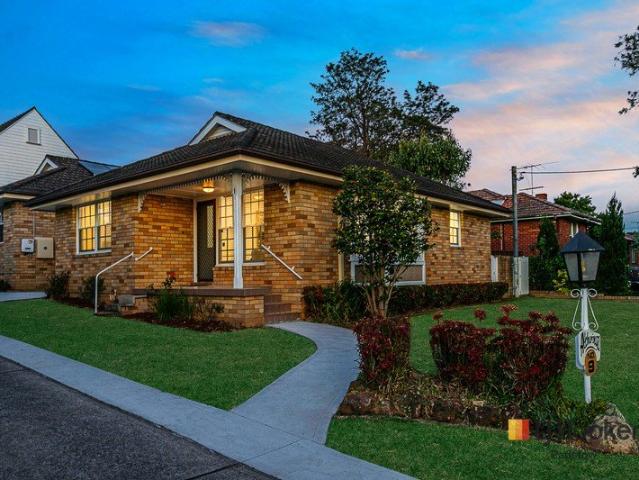 Stylish villa living in a tightly held complex, walk to station!