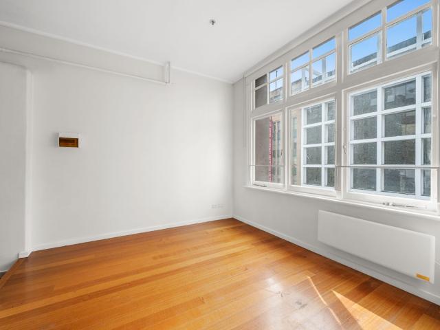 STYLISH WAREHOUSE STUDIO LIVING IN FABULOUS LOCATION FULL OF NATURAL LIGHT