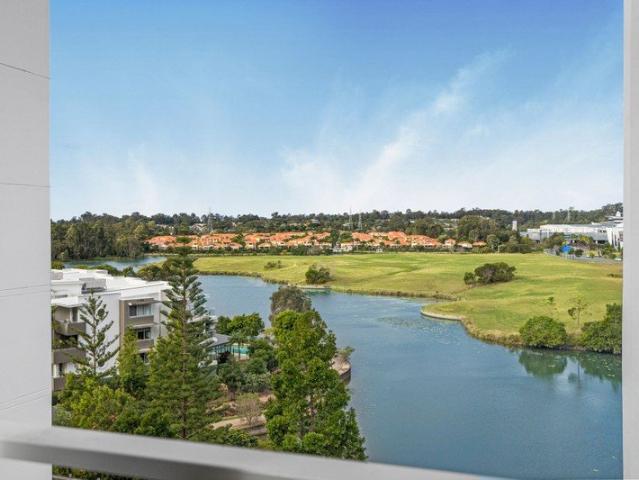 Stylish Water View Apartment in the Heart of Robina