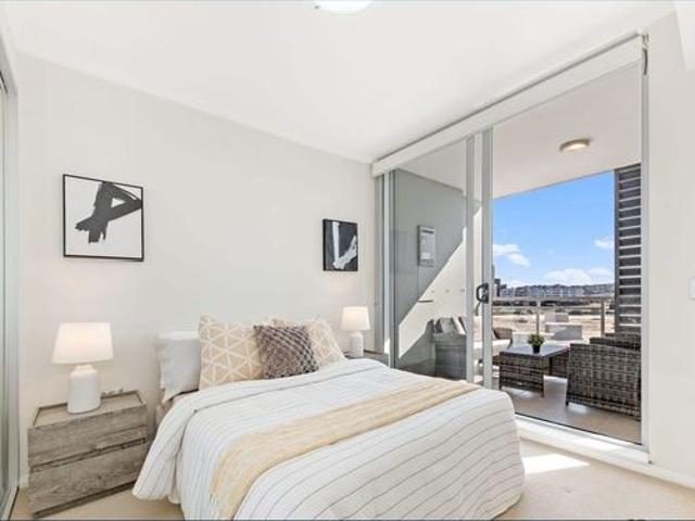 Stylish Waterfront Apartment With Study In Prime Rhodes Location