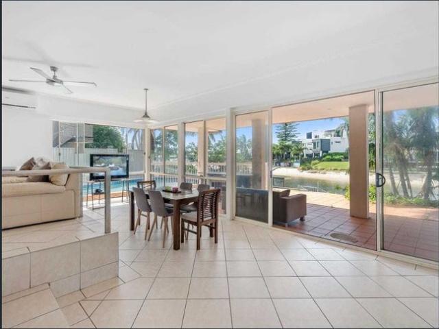 Stylish Waterfront Living in Mermaid Waters – Prime Location!