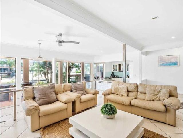 Stylish Waterfront Living in Mermaid Waters – Prime Location!