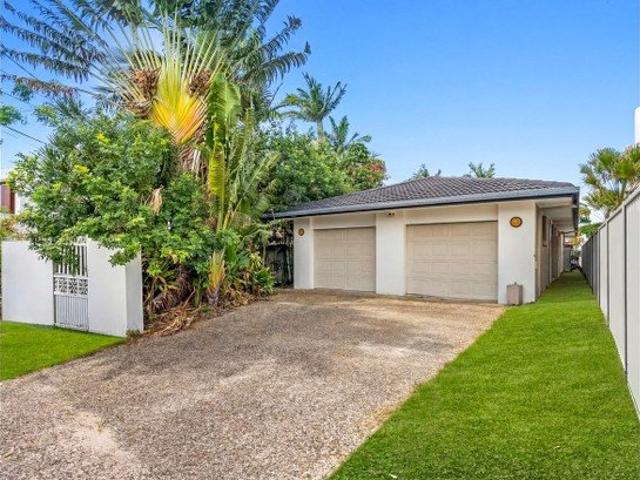 Stylish Waterfront Living in Mermaid Waters Prime Location!