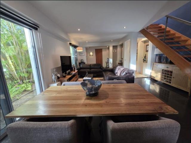 Stylish Well Presented High Quality Villa On Chevron Island With City Views & Loads of Natural Light