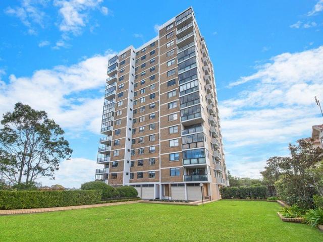 Stylish 12th Floor Apartment with Spectacular City & Water Views