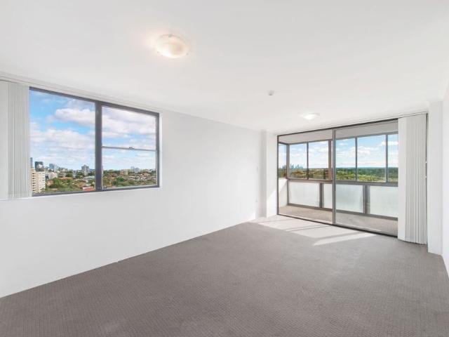 Stylish 12th Floor Apartment with Spectacular City & Water Views