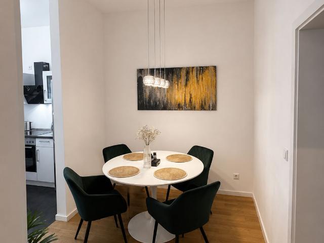 Stylish 1.5 room apartment with high ceilings and modern fittings plus garage parking space in Düsseldorf city center, Dusseldorf Amsterdam Apartments for Rent