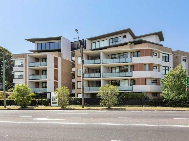 Stylish 1 Bed Apartment with Study in Mount Colah