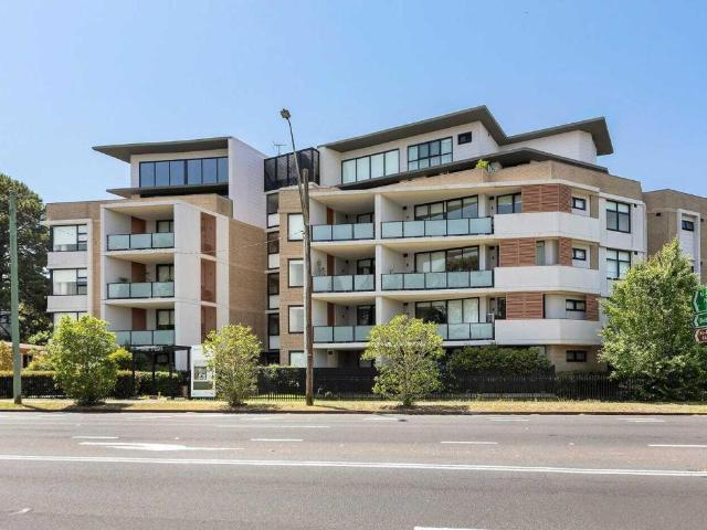 Stylish 1 Bed Apartment with Study in Mount Colah