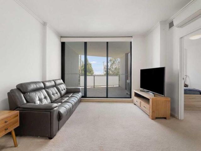 Stylish 1 Bed Apartment with Study in Mount Colah