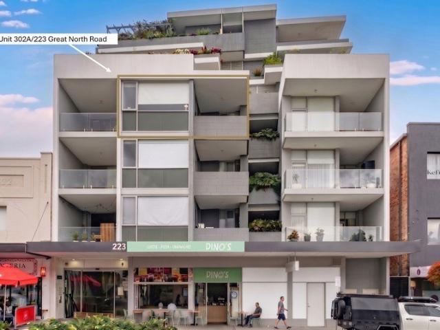 Stylish 1 Bedroom Apartment in a Perfect Five Dock Location