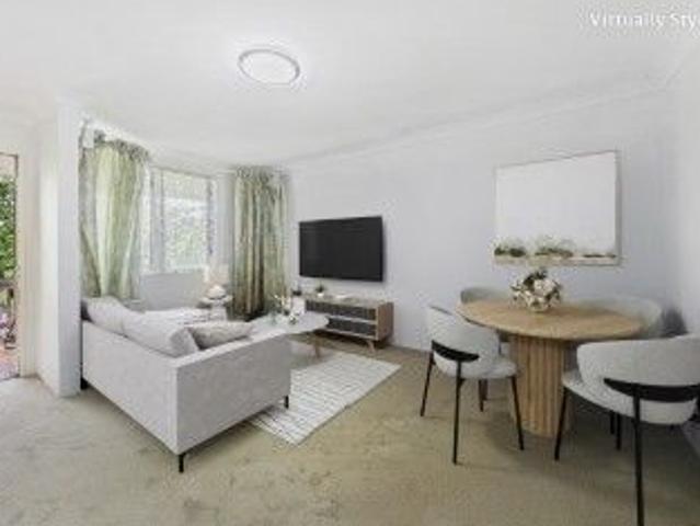 Stylish 1 bedroom apartment in Bramblewood Village, low maintenance retirement living