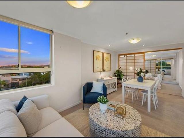 Stylish 1 Bedroom Apartment in Riverfront New Farm Location