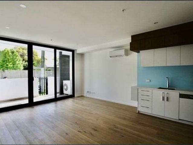 Stylish 1 Bedroom Apartment in the Heart of Carnegie